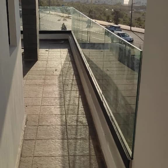 تركيب زجاج لي البلكونات بجودة عالية — photo 2/6