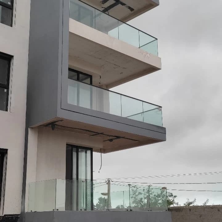 تركيب زجاج لي البلكونات بجودة عالية — photo 4/6