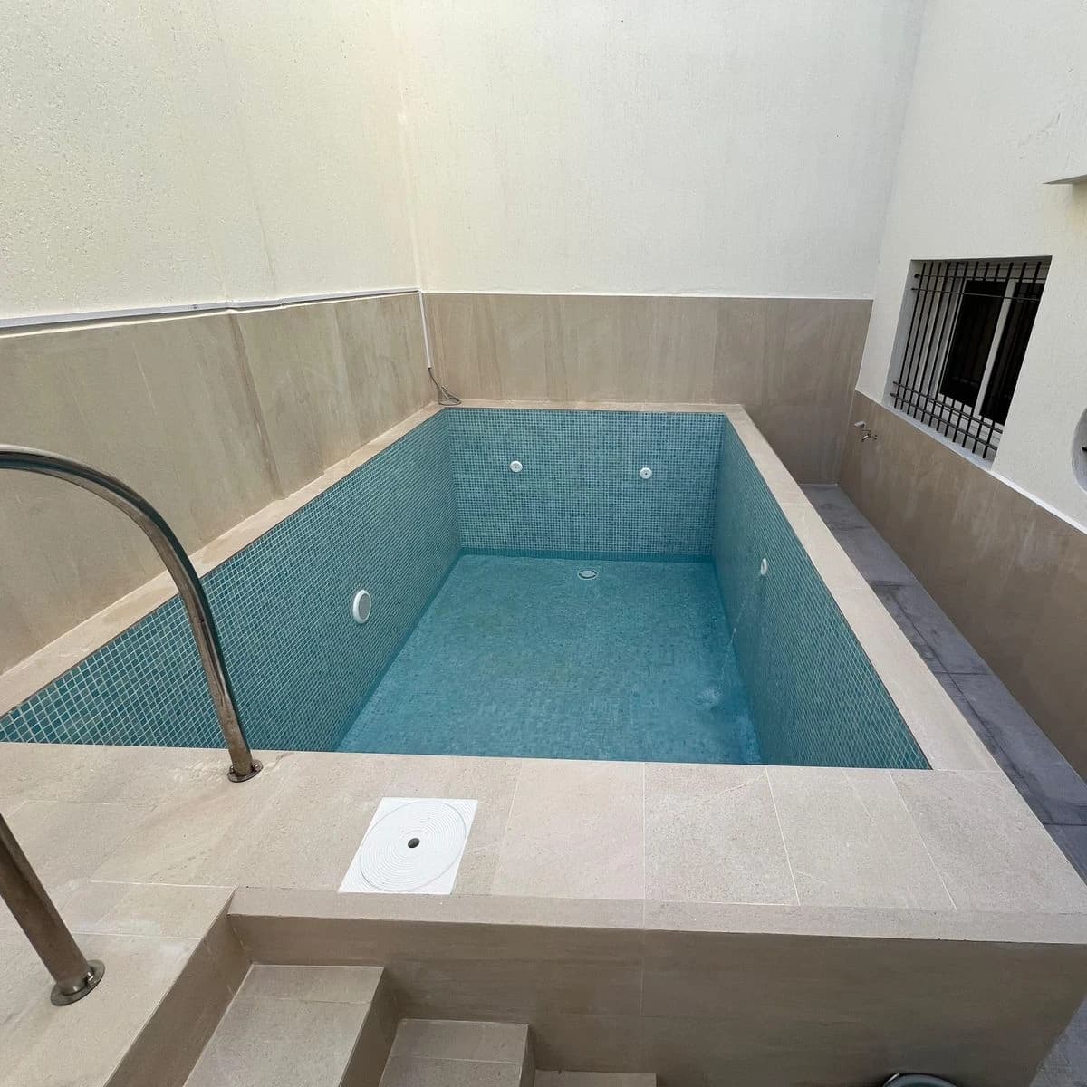 CONSTRUCTION D'U PISCINE SEMI-ENTERREE