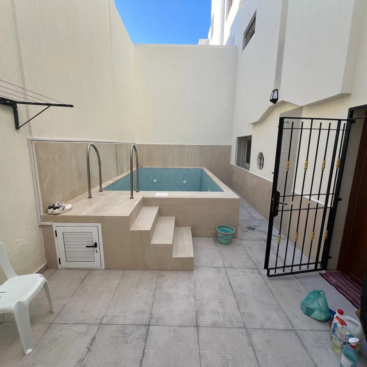 CONSTRUCTION D'U PISCINE SEMI-ENTERREE — photo 2/4