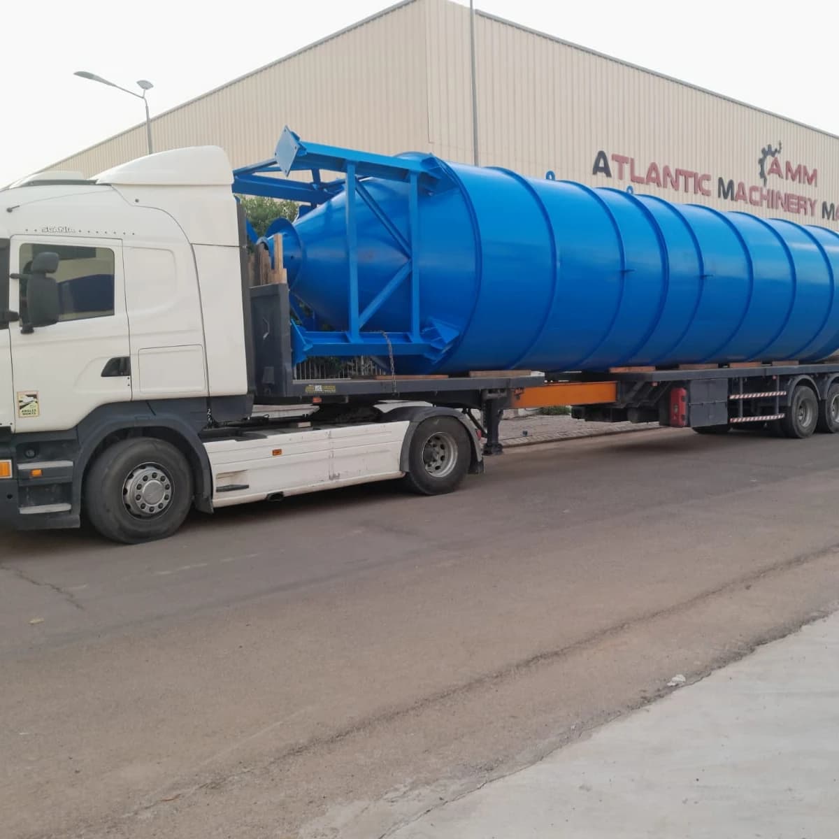 Livraison d'une grande pièce cylindrique Livraison d'une grande pièce cylindrique