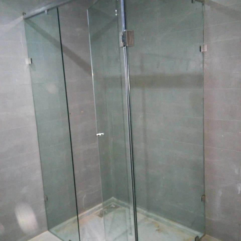 Installation de douche en verre trempé Installation de douche en verre trempé