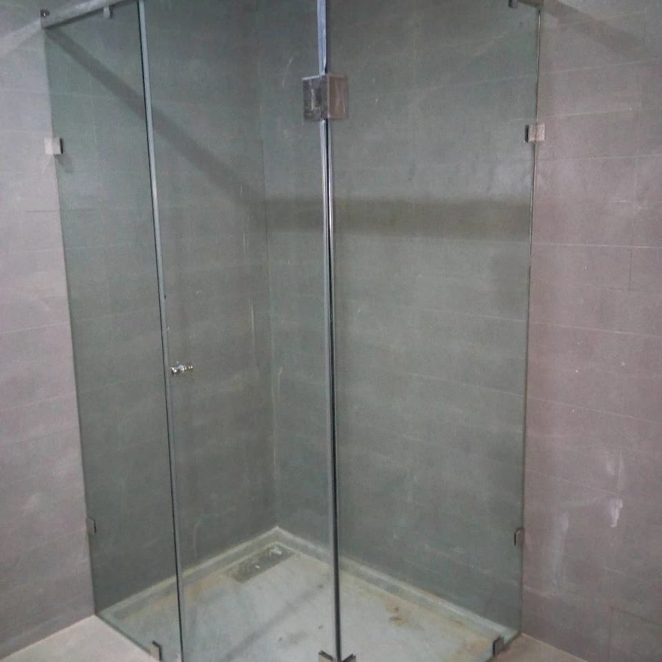 Installation de douche en verre trempé — photo 2/2 Installation de douche en verre trempé — photo 2/2