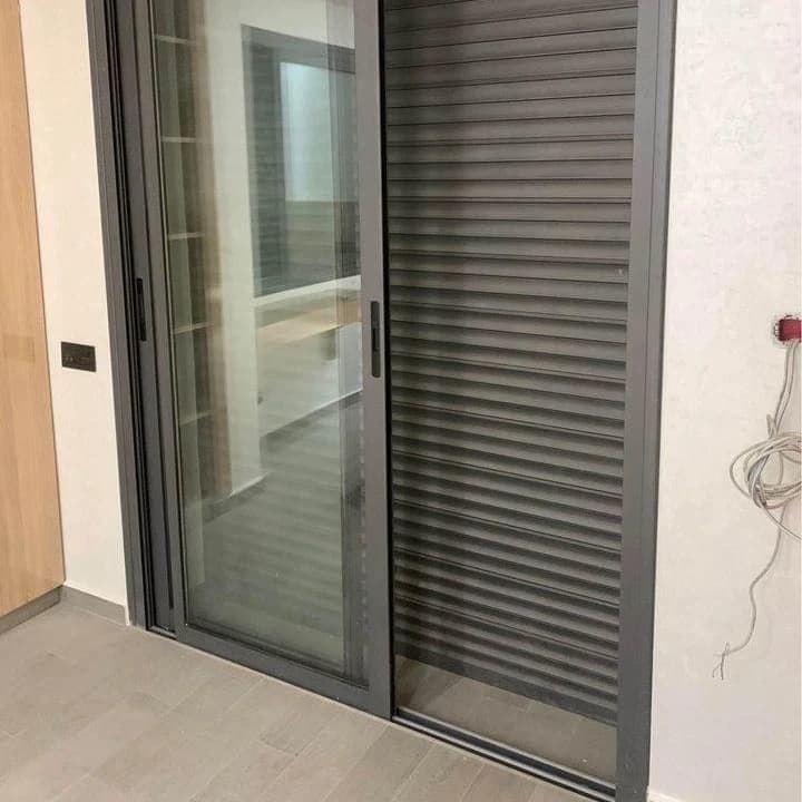 Porte coulissante en aluminium — photo 2/4 Porte coulissante en aluminium — photo 2/4